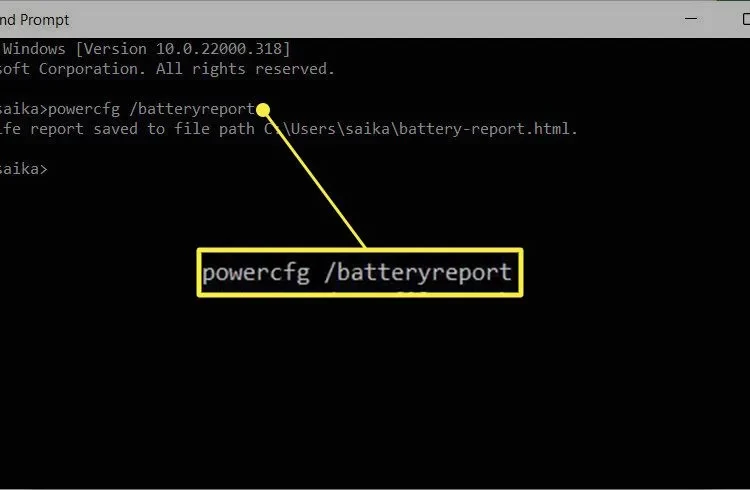 Captura de pantalla de la ventana del símbolo del sistema que muestra los pasos para generar un informe de batería en una computadora con Windows.