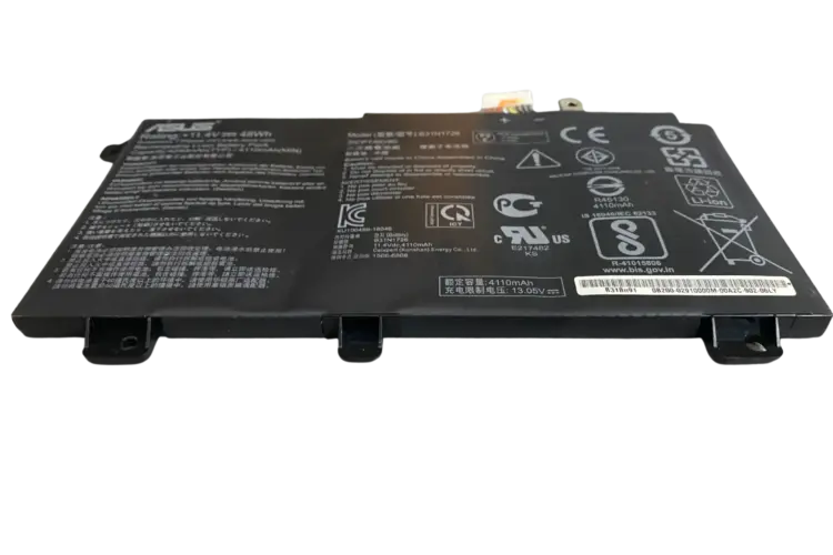 Imagen de una batería de computadora portátil Asus Fx505 hinchada con hinchazón y deformación visibles.