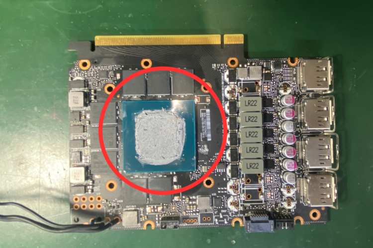 Imagen que muestra un primer plano de una GPU Nvidia A4000 con componentes visibles de la pantalla desconchados, destacando el problema de la reparación de PC y de GPU.