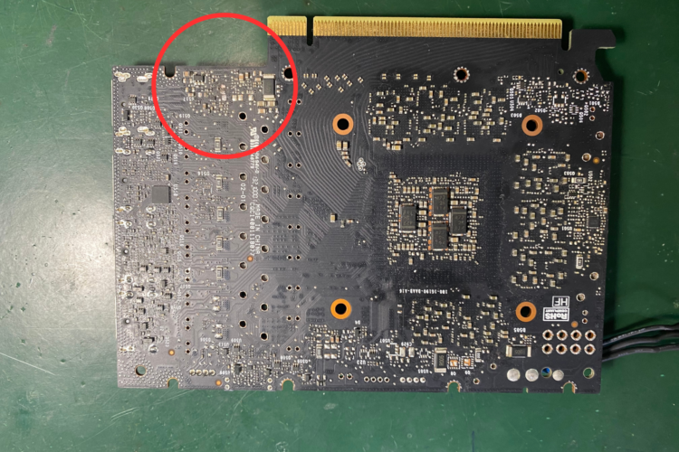 Imagen que muestra un primer plano de una GPU Nvidia A4000 con componentes visibles de la pantalla desconchados, destacando el problema de la reparación de PC y de GPU.