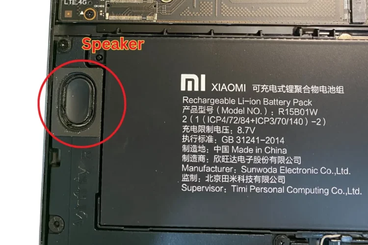 Una foto de primer plano de un altavoz de computadora portátil Xiaomi que se rompió, no suena, no funciona