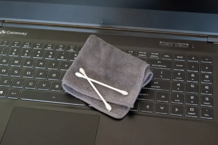 Utilice un paño absorbente para absorber el agua de su computadora portátil después de un derrame