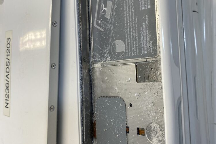 Una foto de primer plano de la batería de una MacBook que muestra signos de corrosión y daños.