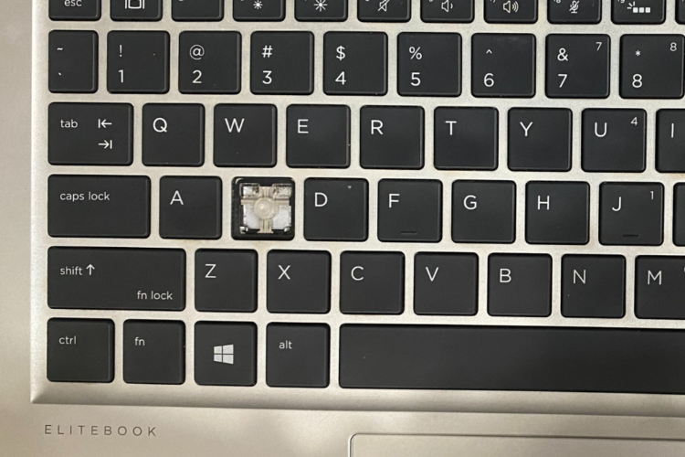 Imagen que muestra un teclado HP EliteBook x360 dañado al que le faltan la tecla 