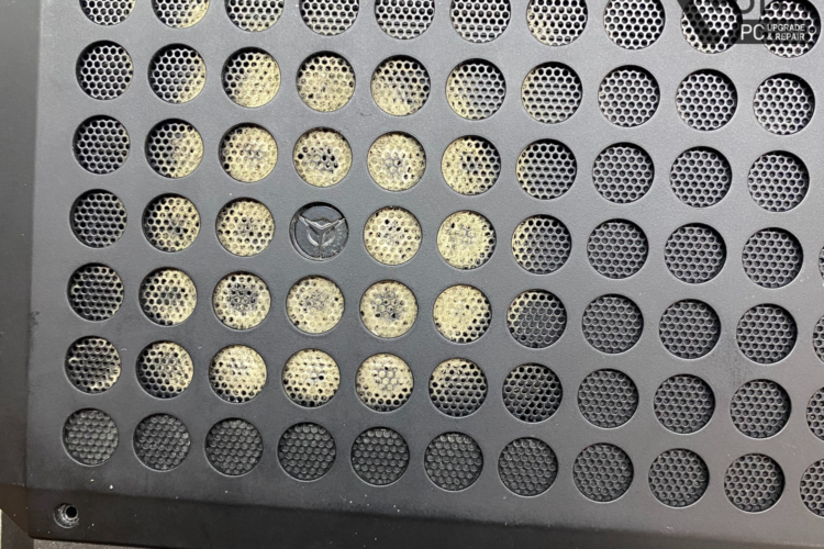 Imagen de una computadora portátil Lenovo con un ventilador de refrigeración muy cubierto de polvo, que ilustra la acumulación de polvo durante un año sin limpieza.